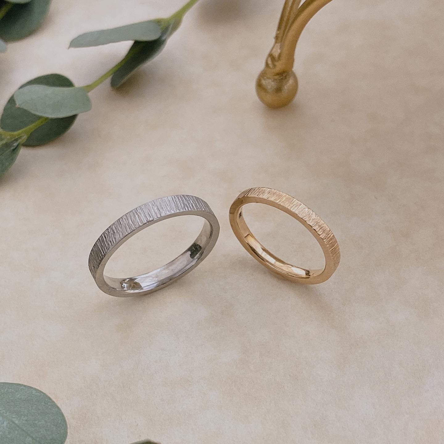 💠Ordermade ring Ailes💠 Simpleシリーズ 平打ちタイプのマリッジリング💍 どちらも木肌加工を施しました。年輪のようにこれからお二人が重ねていく年月を表現しています🌟 シンプルですが、地金素材・幅や厚みもお好きなようにアレンジができるのであなたのお好みや指にフィットした仕上がりになります🍀 #結婚指輪#マリッジリング#ブライダルリング#リング