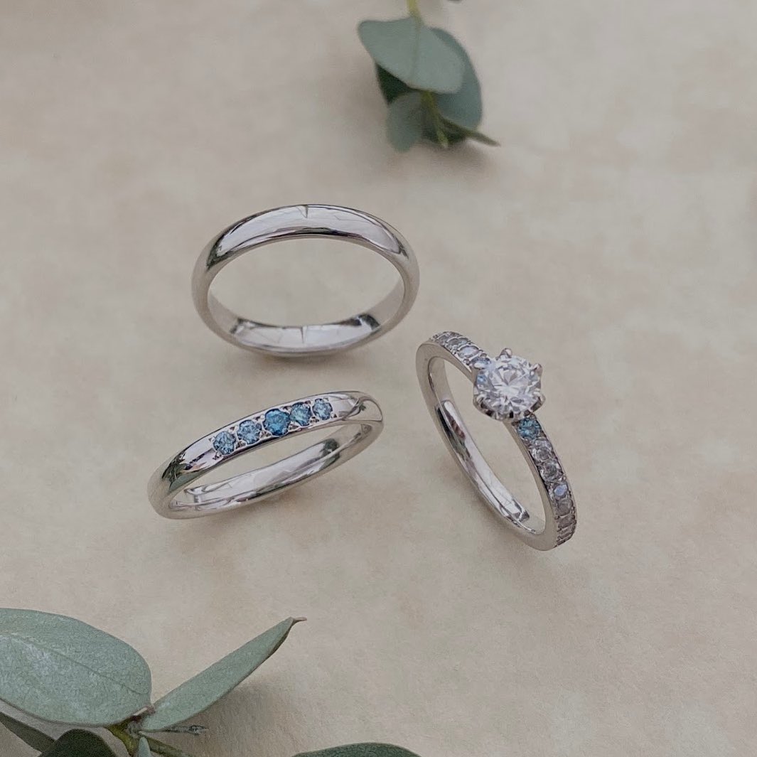 💠Ordermade ring Ailes💠 『Something Blue』の意味を込めて、ブルーダイヤをあしらったリングです。エンゲージリングにはさりげなく、マリッジリングにはグラデーションカラーでセッティング。 リングの丈夫さと圧倒的な着け心地の良さが男性にも人気の理由!! 一本一本自社工房で熟練職人が鍛造製法で手作り致します⚒ ベースラインだけでも、素材・幅・厚み・仕上げなど様々オーダーができるのでその方の指にあった世界に一つのリングが手に入ります😌 #結婚指輪#マリッジリング#ブライダルリング