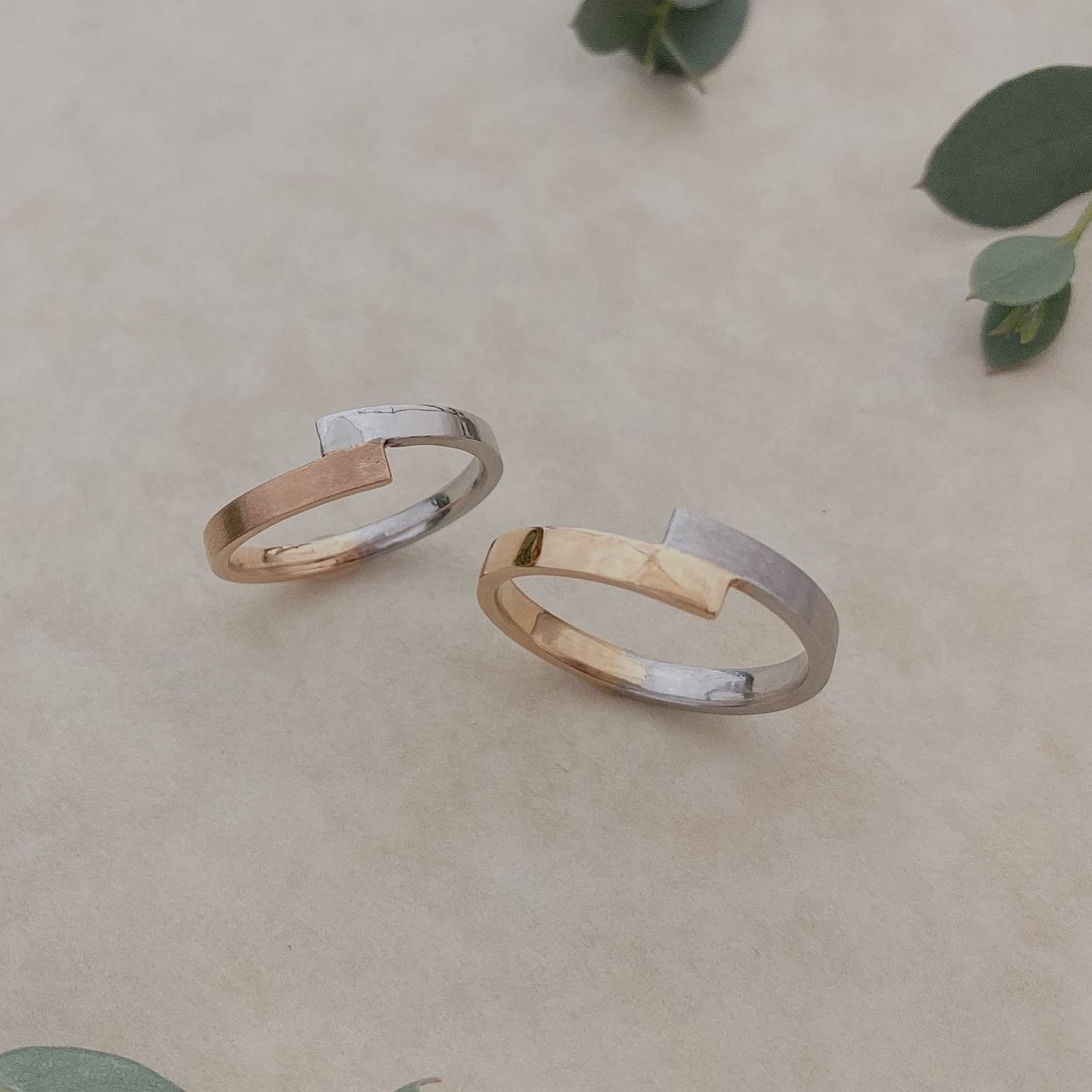 💠Ordermade ring Ailes💠 Share シリーズ 2本の異素材のリング地金を2人でシェアするリング。 固い絆で結ばれる二人・・・ これからの時間を二人で共有していこうね・・という想いがこめられています。 地金から手作りするからこそできる当店だけのリングです😌 こちらはプラチナをシェアし、男性はイエローゴールド。女性はピンクゴールドの地金を使用しました✨まるでお二人が手を取り合ったようなリングの形状にもこだわっています。 #マリッジリング#結婚指輪#オーダーメイドリング#ハンドメイド