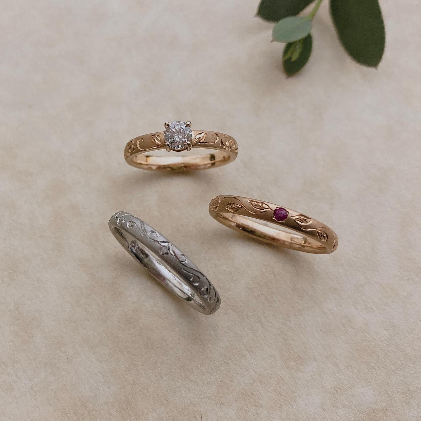 💠Ordermade ring Ailes💠 Carved シリーズ ローズやリエールの彫り模様が入ったエンゲージリングとマリッジリング🌹 蔓薔薇や蔦などの蔓植物は『繁栄』を意味します。 Ailes が男性にとても人気な理由はリングの丈夫さと圧倒的な着け心地の良さ。 一本一本自社工房で熟練職人が鍛造製法で手作り致します⚒ ベースラインだけでも、素材・幅・厚み・仕上げなど様々オーダーができるのでその方の指やお好みにあった世界に一つのリングが手に入ります😌 #結婚指輪#マリッジリング#ブライダルリング