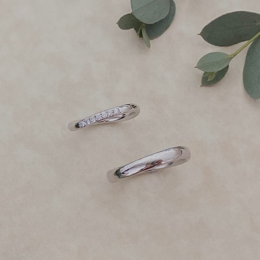 オーダーメイドリングAiles simpleシリーズ💠 プラチナS字ウェーブのマリッジリング💍 女性用にはダイヤモンド7ピース入れて大人っぽくゴージャスな印象に...✨左指に沿ったS字ウェーブが手を美しく見せてくれます。💕✨✨ #結婚指輪#マリッジリング#ブライダルリング#オーダーメイドリング