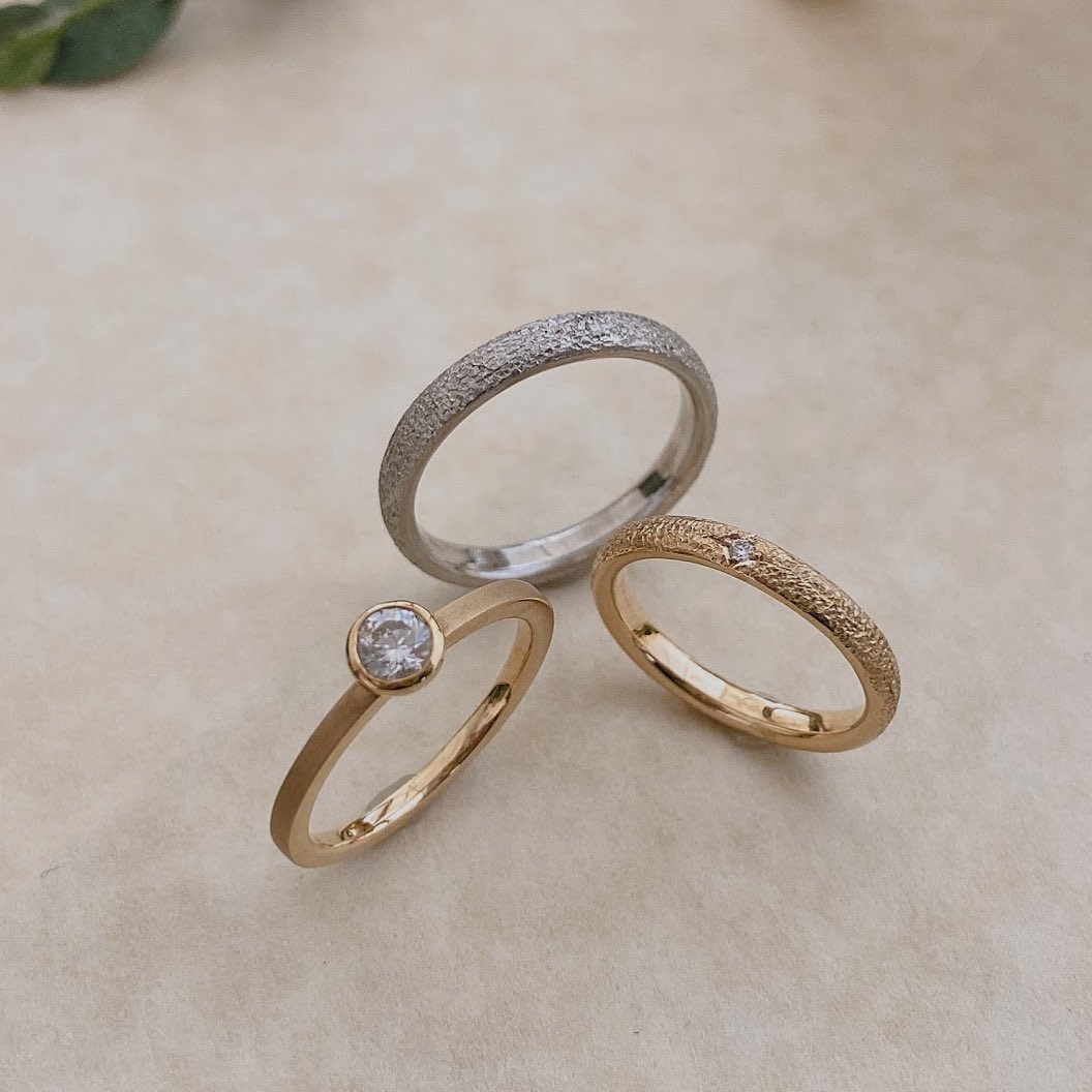 💠Ordermade ring Ailes💠 フクリン留のシンプルなエンゲージリング💎マリッジリングはタガネ(スターダスト)加工を施し女性用にはダイヤモンドをスター留めでセッティングしました。 男性にとても人気な理由はリングの丈夫さと圧倒的な着け心地の良さ。 一本一本自社工房にて熟練職人が鍛造製法で手作り致します⚒ ベースラインだけでも、素材・幅・厚み・仕上げなど様々オーダーができるのでその方の指にあった世界に一つのリングが手に入ります😌 #結婚指輪#マリッジリング#ブライダルリング