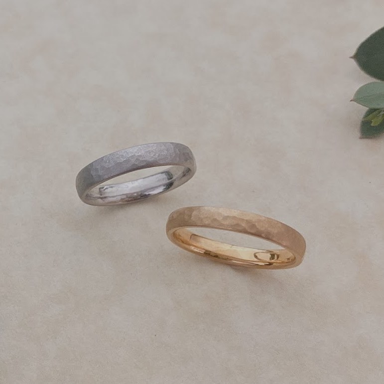 💠Ordermade ring Ailes💠 Simpleシリーズ 表面をあえて凸凹にした粗め加工を施し、更にマット(艶消し)仕上げをしました⚒ シンプルですが、幅や厚みもお好きなようにアレンジができるのであなたの指にフィットした仕上がりになります🍀 #結婚指輪#マリッジリング#ブライダルリング#リング#ビンテージ