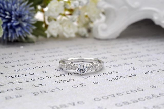 🕊Ordermade ring Le Furue🕊 「ブライダルリングを選ぶ」それは2人にとって一生に一度しかない“特別な時間”。そして“特別な想い”がそこにはある。 ふたりだけの“特別”にこだわって願いを叶える...それがLe futur。 リングの素材・幅・メレーダイヤの数をはじめ、艶やミル打ちの有無などがセレクト出来たりします。 #j結婚指輪#マリッジリング#ブライダルリング#オーダーメイドリング