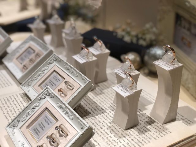 🕊Ordermade ring Le Furue🕊 「ブライダルリングを選ぶ」それは2人にとって一生に一度しかない“特別な時間”。そして“特別な想い”がそこにはある。 ふたりだけの“特別”にこだわって願いを叶える...それがLe futur。 リングの素材・幅・メレーダイヤの数をはじめ、艶やミル打ちの有無などがセレクト出来たりします。 #j結婚指輪#マリッジリング#ブライダルリング#オーダーメイドリング