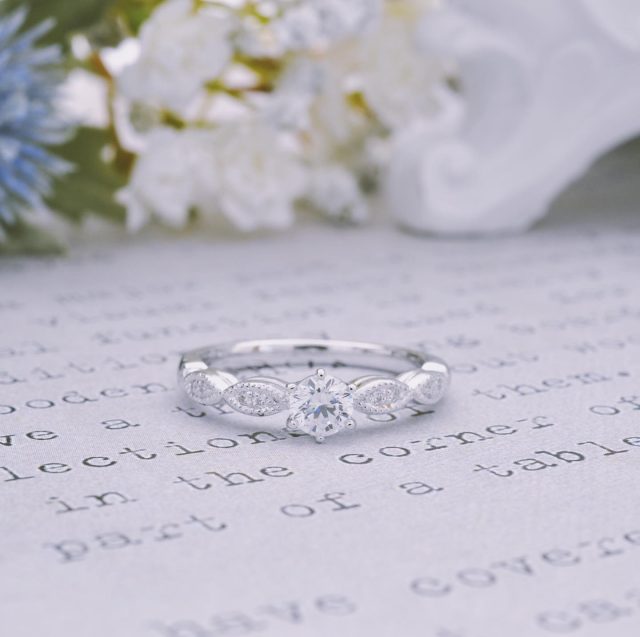 🕊Ordermade ring  Le Furue🕊  「ブライダルリングを選ぶ」それは2人にとって一生に一度しかない“特別な時間”。そして“特別な想い”がそこにはある。 ふたりだけの“特別”にこだわって願いを叶える...それがLe futur。  リングの素材・幅・メレーダイヤの数をはじめ、艶やミル打ちの有無などがセレクト出来たりします。  #j結婚指輪#マリッジリング#ブライダルリング#オーダーメイドリング