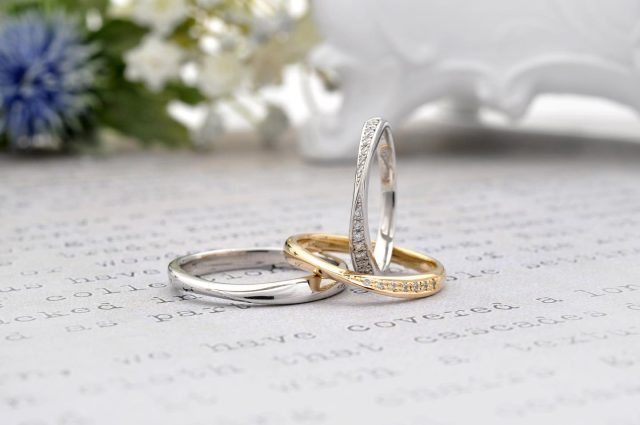 🕊Ordermade ring  Le Furue🕊  「ブライダルリングを選ぶ」それは2人にとって一生に一度しかない“特別な時間”。そして“特別な想い”がそこにはある。 ふたりだけの“特別”にこだわって願いを叶える...それがLe futur。  リングの素材・幅・メレーダイヤの数をはじめ、艶やミル打ちの有無などがセレクト出来たりします。  #j結婚指輪#マリッジリング#ブライダルリング#オーダーメイドリング