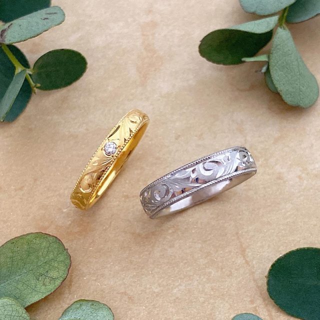 💠Ordermade ring Ailes💠  Carved シリーズ  蔦をモチーフにしたアラベスク彫り模様🌿繁栄を意味し、縁起の良いデザインです。 和彫という彫り方で熟練彫師が手彫りした商品です。  同じ彫り模様でもリングの両サイドのミル打ちを無くしたり、素材を替えたりするとイメージが変わります。  素材も幅や厚みもお好きなようにアレンジができるのであなたの指やお好みにフィットした仕上がりになります✨  #結婚指輪#マリッジリング#ブライダルリング#オーダーメイドリング