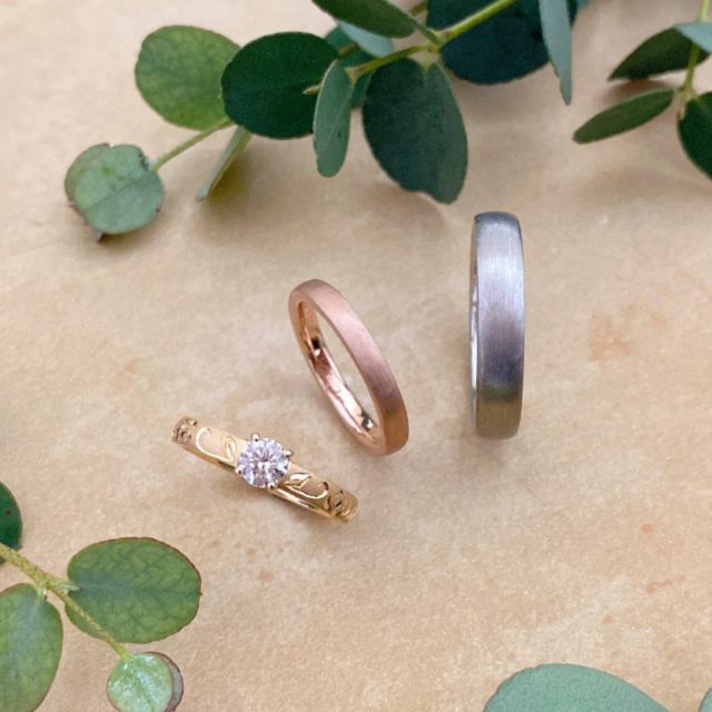 💠Ordermade ring Ailes💠 ローズ(蔓薔薇)彫り模様が入ったエンゲージリング🌹と艶消し仕上げのシンプルなマリッジリング。 素材をそれぞれ変えて作りました。 丈夫さと圧倒的な着け心地の良さが男性にも人気。 一本一本自社工房で熟練職人が鍛造製法で手作り致します⚒ ベースラインだけでも、素材・幅・厚み・仕上げなど様々オーダーができるのでその方の指にあった世界に一つのリングが手に入ります😌 #結婚指輪#マリッジリング#ブライダルリング