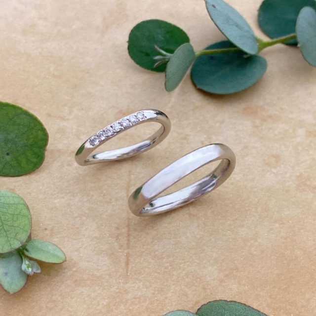 オーダーメイドリングAiles simpleシリーズ💠  プラチナS字ウェーブのマリッジリング💍  女性用にはダイヤモンド7ピース入れて大人っぽくゴージャスな印象に...✨左指に沿ったS字ウェーブが手を美しく見せてくれます。💕✨✨   #結婚指輪#マリッジリング#ブライダルリング#オーダーメイドリング