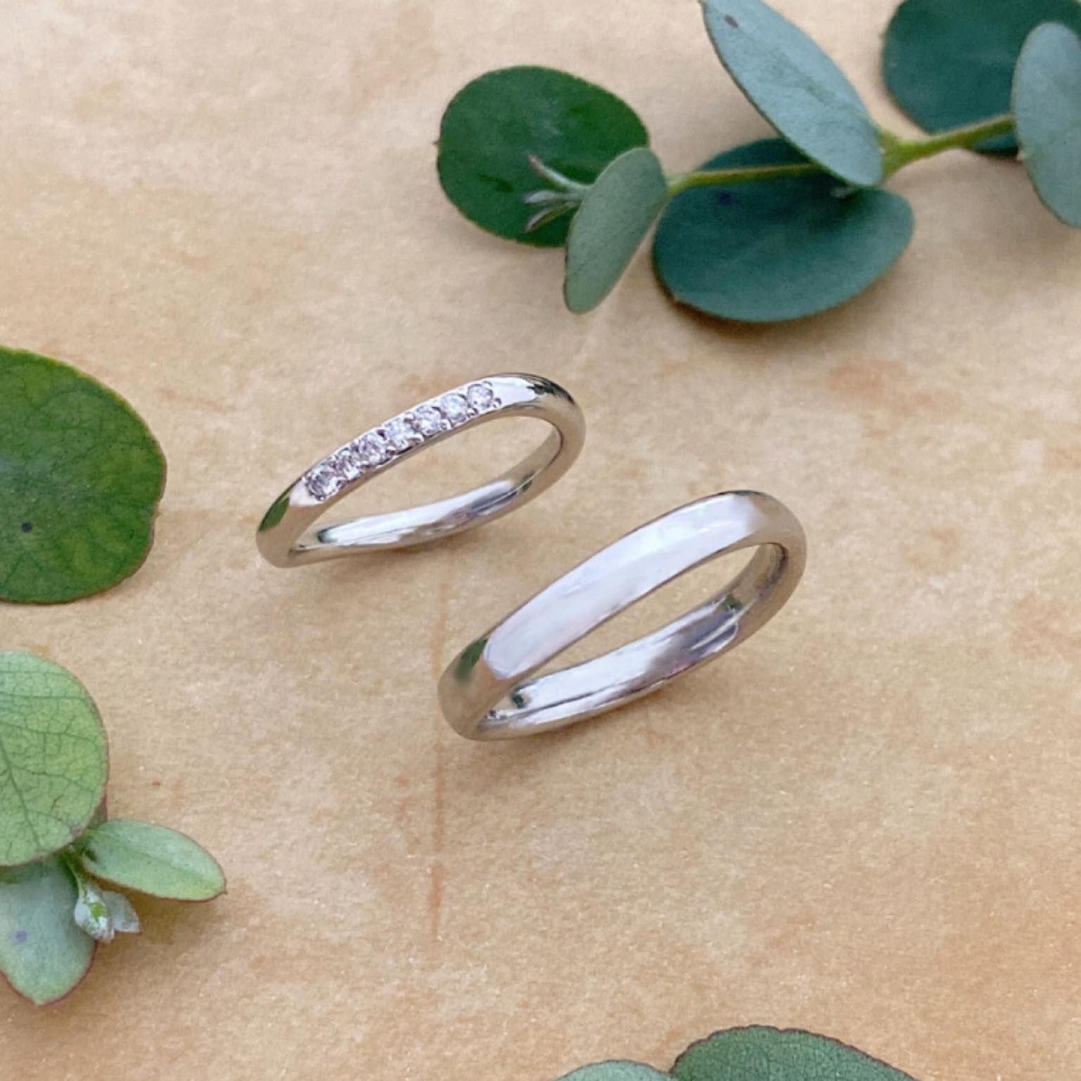 オーダーメイドリングAiles simpleシリーズ💠  プラチナS字ウェーブのマリッジリング💍  女性用にはダイヤモンド7ピース入れて大人っぽくゴージャスな印象に...✨左指に沿ったS字ウェーブが手を美しく見せてくれます。💕✨✨ #結婚指輪#マリッジリング#ブライダルリング#オーダーメイドリング