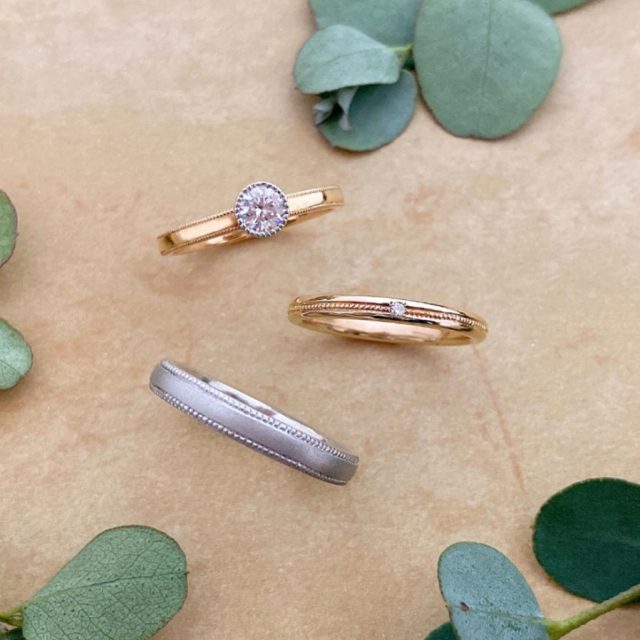 オーダーメイドリングAiles  伝統的なミル打ちという技法を使用しています✨  沢山の幸せを運ぶと言われるミル打ちを施し、それぞれのリングの素材を変えて作りました💕 リング幅中央にミル打ちを入れると実際のリング幅より細く細く見えます。  Ailesで人気なミル打ち⚜️どこにミル打ちを施すかはお好み次第です💎  #ブライダルリング#マリッジリング#エンゲージリング#オーダーメイドリングAilesのmilleシリーズ💠