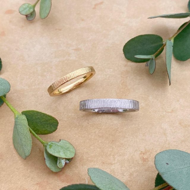 💠Ordermade ring Ailes💠  Simpleシリーズ  平打ちタイプのマリッジリング💍  どちらも木肌加工を施しました。年輪のようにこれからお二人が重ねていく年月を表現しています🌟  シンプルですが、地金素材・幅や厚みもお好きなようにアレンジができるのであなたのお好みや指にフィットした仕上がりになります🍀  #結婚指輪#マリッジリング#ブライダルリング#リング