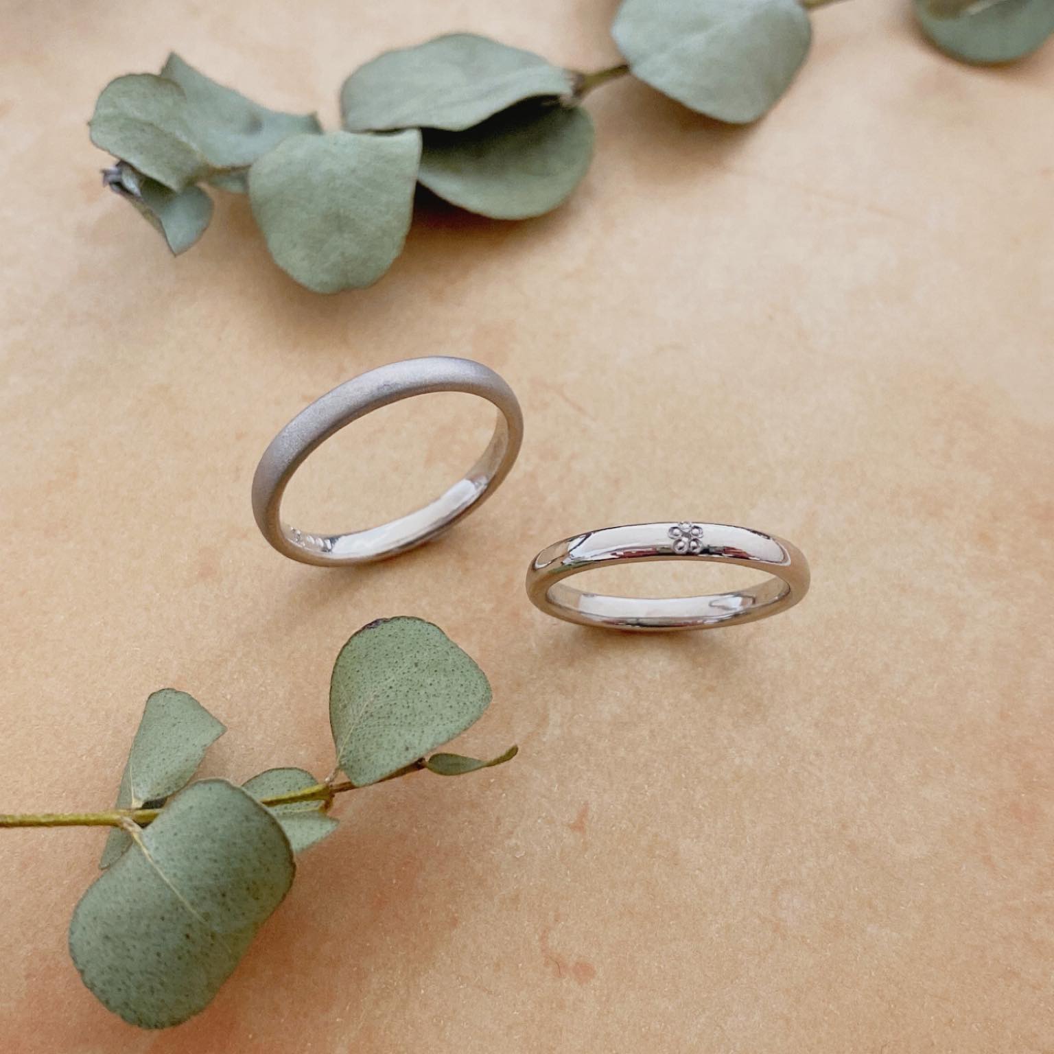 💠Ordermade ring Ailes💠  Simpleシリーズ  プラチナ素材のマリッジリング。  元々一つの原石からとれた２つのダイヤモンドを女性用は表面に留め方にもこだわってにセッティング。 そして艶消し加工を施した男性用には内石としてセッティングしました💎  シンプルですが、幅や厚みをはじめ表面加工や石のセッティングもお好きなようにアレンジができるのであなたのお好みや指にフィットしたお好みの仕上がりになります🍀 #結婚指輪#マリッジリング#ブライダルリング#リング