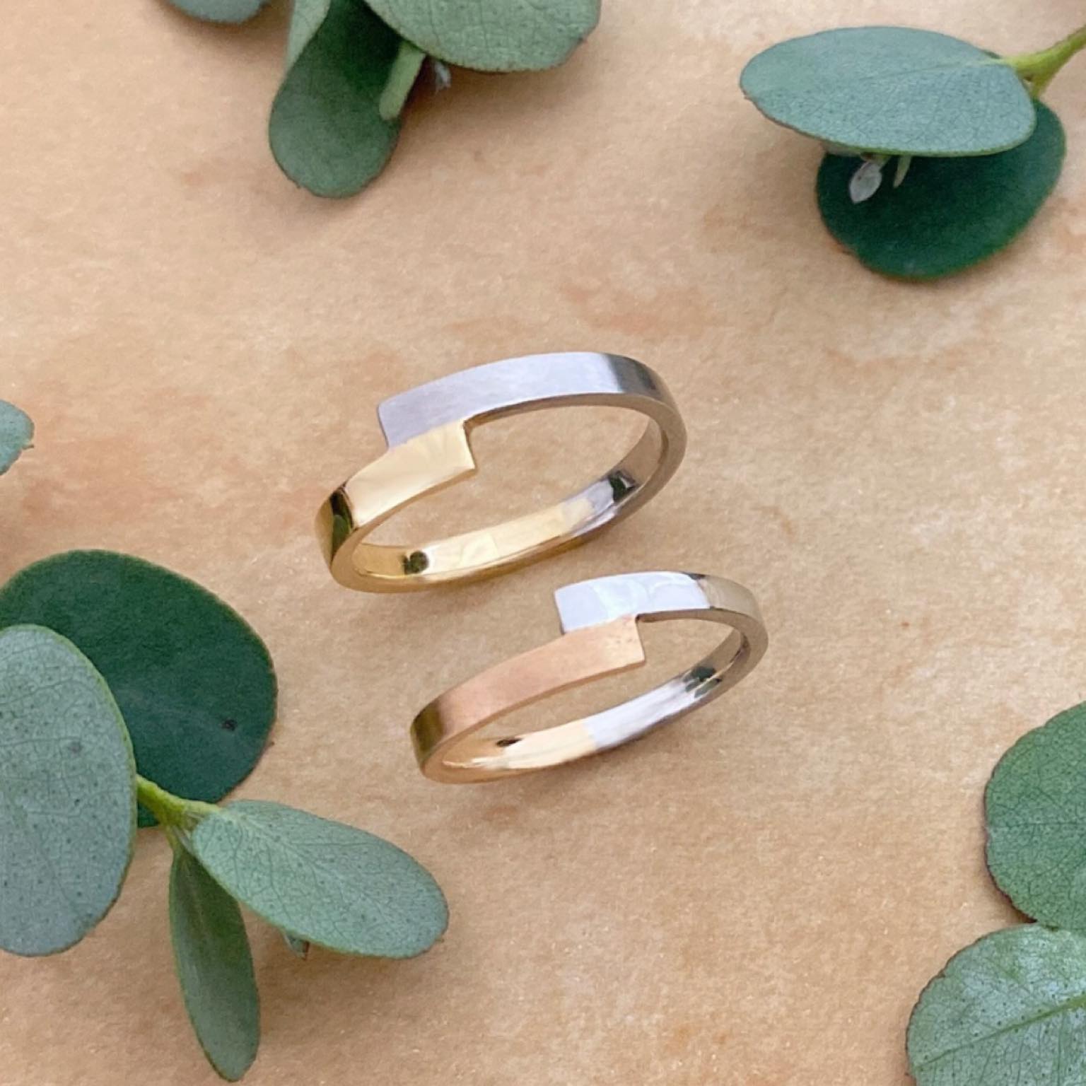 💠Ordermade ring Ailes💠  Share シリーズ  2本の異素材のリング地金を2人でシェアするリング。 固い絆で結ばれる二人・・・ これからの時間を二人で共有していこうね・・という想いがこめられています。 地金から手作りするからこそできる当店だけのリングです😌  こちらはプラチナをシェアし、男性はイエローゴールド。女性はピンクゴールドの地金を使用しました✨まるでお二人が手を取り合ったようなリングの形状にもこだわっています。 #マリッジリング#結婚指輪#オーダーメイドリング#ハンドメイド