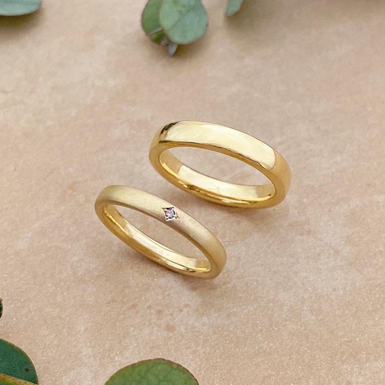 💠Ordermade ring  Ailes💠  Simple シリーズ  イエローゴールドのマリッジリング💍   リングの艶の有無はそれぞれお好みに合わせて、ダイヤモンドはスター留めにして仕上げました✨  シンプルですが、幅や厚み・表面加工もお好きなようにアレンジできるのであなたの指にフィットしたお好みの仕上がりになります😌 石の種類や留め方・個数なども指定ができます♫ #結婚指輪#マリッジリング#ブライダルリング#エンゲージリング