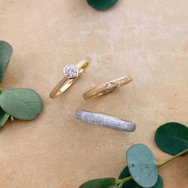 💠Ordermade ring Ailes💠 フクリン留のシンプルなエンゲージリングとスターダストを思わせるようなタガネ加工を施したマリッジリング✨ 男性にとても人気な理由はリングの丈夫さと圧倒的な着け心地の良さ。 一本一本自社工房にて熟練職人が鍛造製法で手作り致します⚒ ベースラインだけでも、素材・幅・厚み・仕上げなど様々オーダーができるのでその方の指にあった世界に一つのリングが手に入ります😌 #結婚指輪#マリッジリング#ブライダルリング