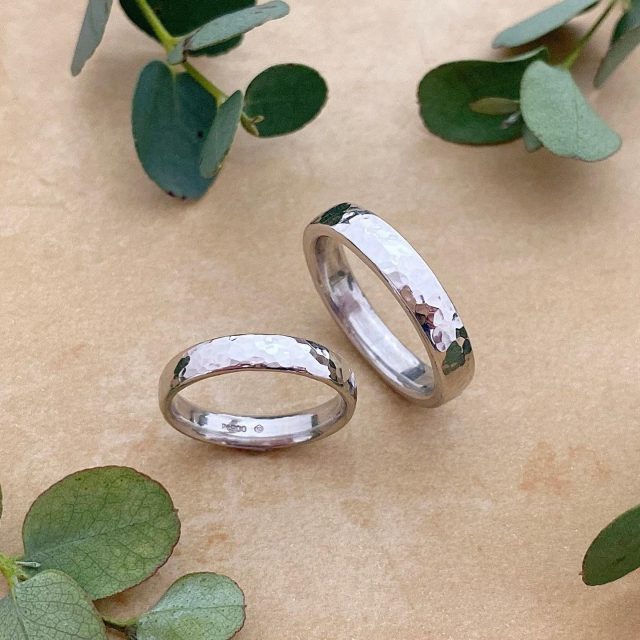 💠Ordermade ring Ailes💠 Simpleシリーズ 表面をあえて凸凹にした粗め加工を施しています💎 表面をあえて凸凹にするアラメ加工を施したマリッジリング⚒ シンプルですが、幅や厚みもお好きなようにアレンジができるのであなたのお好みや指にフィットした仕上がりになります🍀 #結婚指輪#マリッジリング#ブライダルリング#リング#ビンテージ