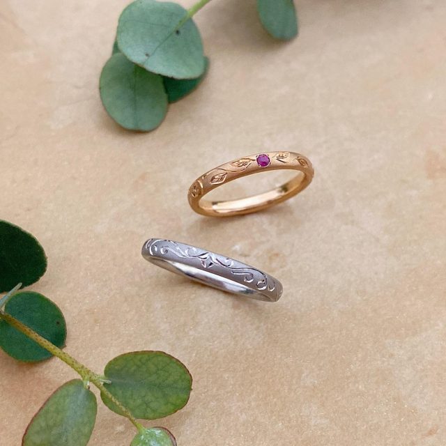 💠Ordermade ring Ailes💠 Carved シリーズ 女性用はピンクゴールド素材に赤いルビーを薔薇の花に見立て、愛する気持ちを込めた彫り入りマリッジリング🌹 男性用はプラチナ素材にリエール(蔦)の彫りを入れて『繁栄』の願ってます。 お二人とも素材や彫り模様を揃える事も可能です。 幅や厚みもお好きなようにアレンジができるのであなたの指にフィットした仕上がりになります🍀 #結婚指輪#マリッジリング#ブライダルリング#リング