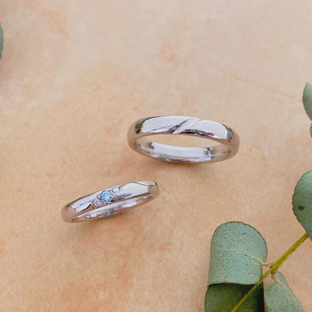 💠Ordermade ring Ailes💠 Simpleシリーズ プラチナのマリッジリング✨ リング中央のトップ部分にアクセントの削りを入れました。 女性用は、更にブルーダイヤモンドとホワイトダイヤモンドを施し、清楚なイメージに🌟 シンプルですが、幅や厚みもお好きなようにアレンジができるのであなたの指にフィットした仕上がりになります🍀 #結婚指輪#マリッジリング#ブライダルリング#リング