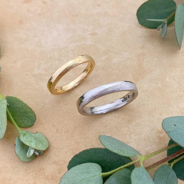 💠Ordermade ring Ailes💠 Simpleシリーズ 表面にはリング幅を斜めに横切るように削りを入れたのでシャープなイメージになっています。 リング幅をやや太めにしてもすっきりした仕上がりになります。 自社工房で地金から作り出すからこそできる当店の鍛造製法オリジナルマリッジリングです💍 #結婚指輪#マリッジリング#ブライダルリング#オーダーメイドリング