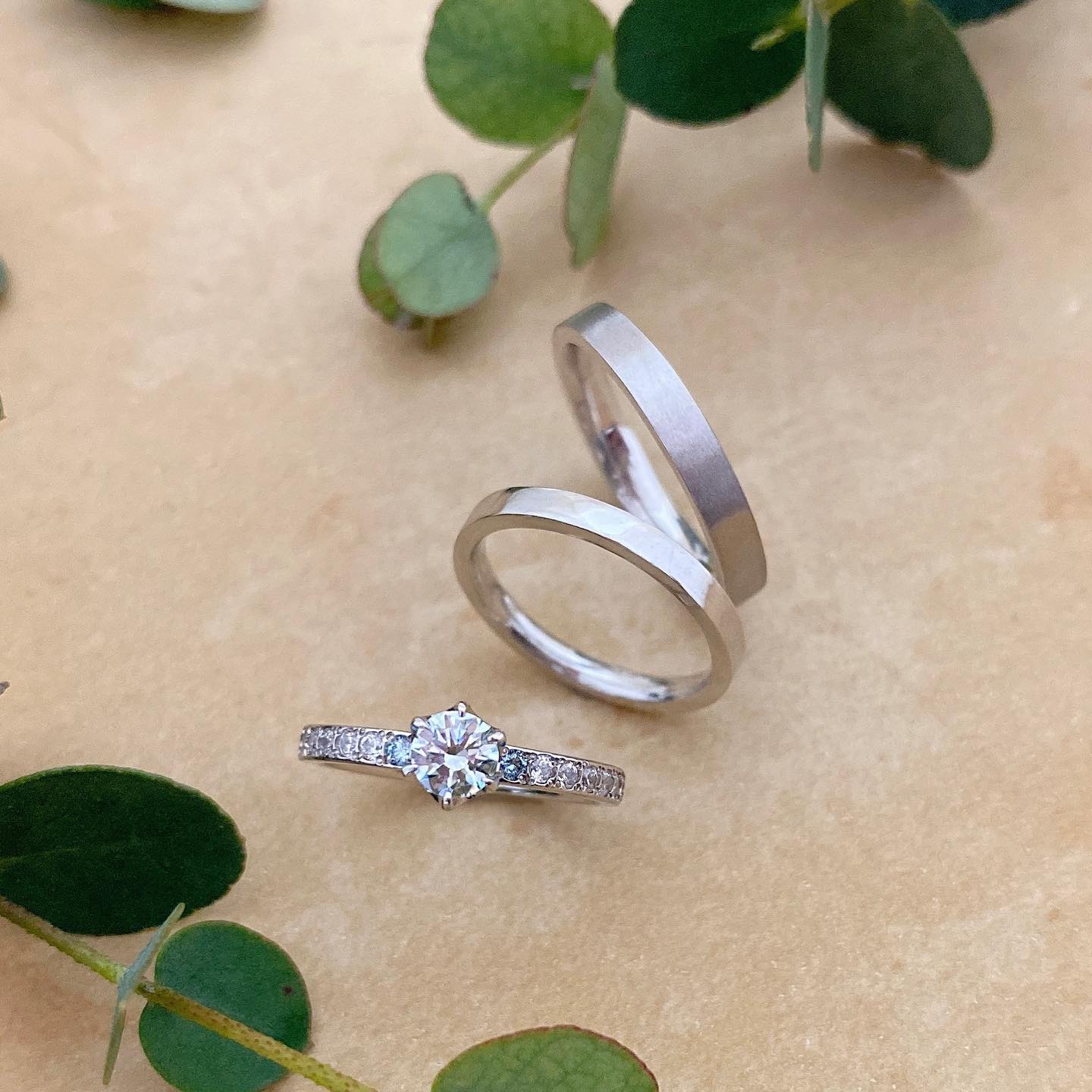 💠Ordermade ring Ailes💠  『Something Blue』の意味を込めて、ブルーダイヤをあしらったエンゲージリングです。マリッジリングはシンプルにそれぞれミラー仕上げとマット仕上げが施されています。  リングの丈夫さと圧倒的な着け心地の良さが男性にも人気の理由！！ 一本一本自社工房で熟練職人が鍛造製法で手作り致します⚒ ベースラインだけでも、素材・幅・厚み・仕上げなど様々オーダーができるのでその方の指にあった世界に一つのリングが手に入ります😌 #結婚指輪#マリッジリング#ブライダルリング