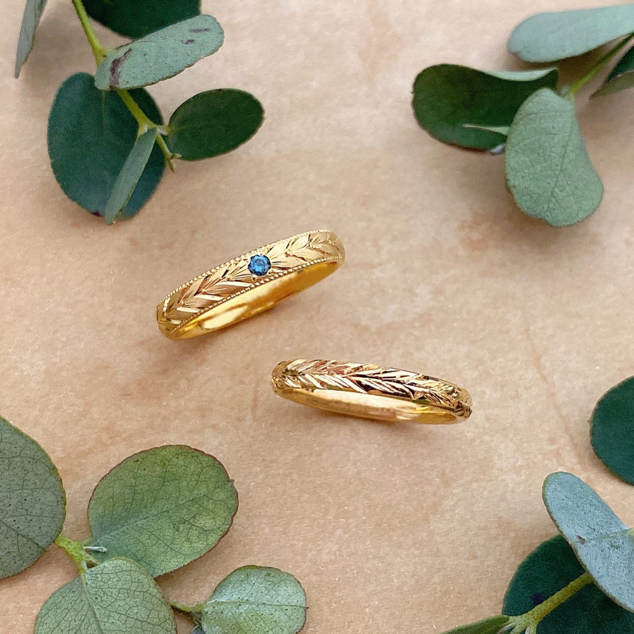 💠Ordermade ring Ailes💠  Carved シリーズ  伝統的な和彫りという技法で彫られています✨  女性用には羽根の模様を、男性用にはオリーブと月桂樹の模様の彫りを入れました。  カラーダイヤモンドをセッティングして自分だけのオリジナルに•••。 #結婚指輪#マリッジリング#ブライダルリング#オーダーメイドリング