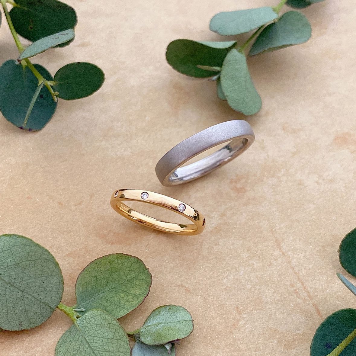 💠Ordermade ring Ailes💠 Simpleシリーズ 女性用はリングがまわっても安心なように8ピースのダイヤを等間隔にセッティングしました💎 シンプルですが、幅や厚みをはじめ表面加工や石のセッティングもお好きなようにアレンジができるのであなたの指にフィットしたお好みの仕上がりになります🍀 #結婚指輪#マリッジリング#ブライダルリング#リング