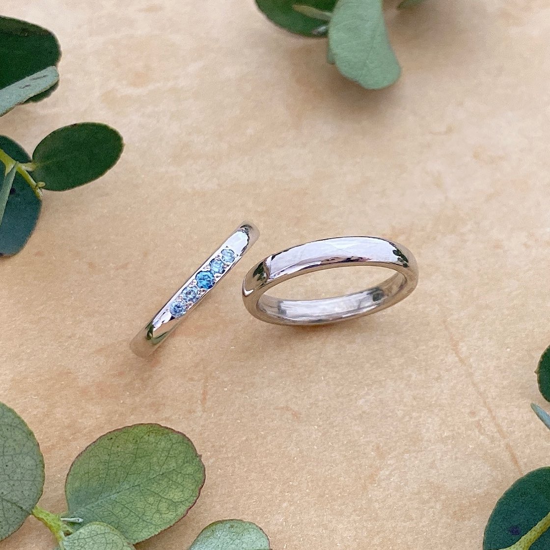 💠Ordermade ring Ailes💠  Simpleシリーズ  グラデーションに入ったアイスブルーダイヤが魅了的💎  男性にも人気な鍛造製法で手作りするオーダーメイドマリッジリング🔨  シンプルですが、幅や厚みもお好きなようにアレンジができるのであなたのお好みや指にフィットした仕上がりになります🍀 #結婚指輪#マリッジリング#ブライダルリング#リング