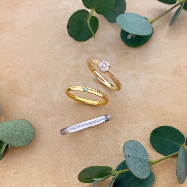 オーダーメイドリングAiles  伝統的なミル打ちという技法を使用しています✨  沢山の幸せを運ぶと言われるミル打ちを施し、それぞれのリングの素材を変えて作りました💕 リング幅中央にミル打ちを入れると実際のリング幅より細く細く見えます。  Ailesのマリッジリングでも人気なミル打ち⚜️ダイヤモンドを留める爪もデザインが選べます💎  #ブライダルリング#マリッジリング#エンゲージリング#オーダーメイドリングAilesのmilleシリーズ💠