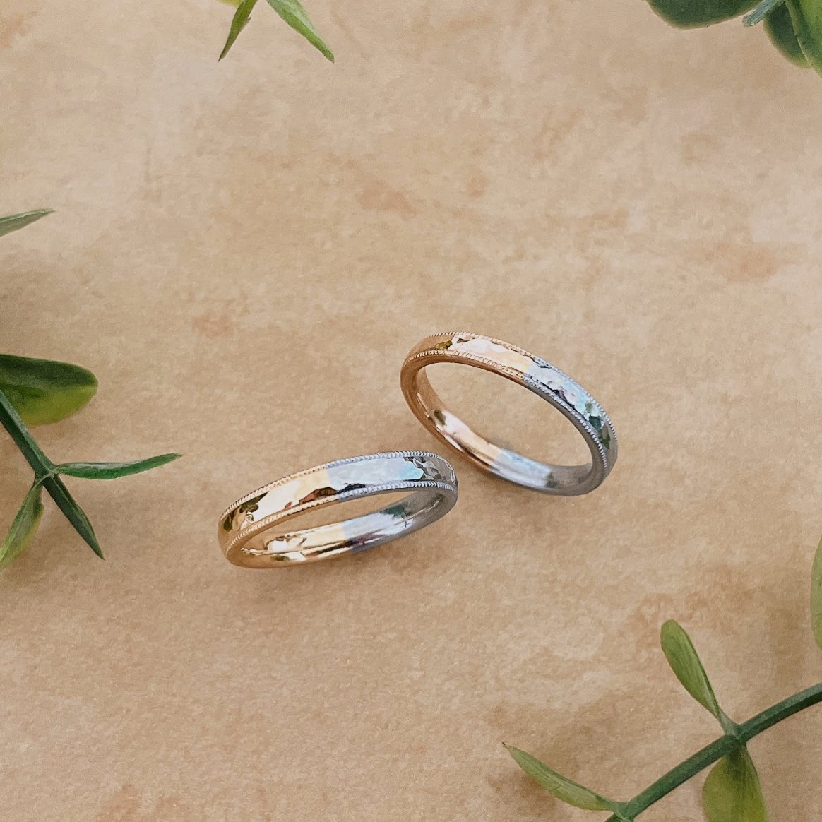 Ailesのmilleシリーズ💠 小槌でリング表面をたたきアラメ加工した上で、伝統的なミル打ちという技法を使用しています✨ エンジェリーいのこオリジナルのシェアリングに加工を施しました💕 #結婚指輪#マリッジリング#ブライダルリング#オーダーメイドリング