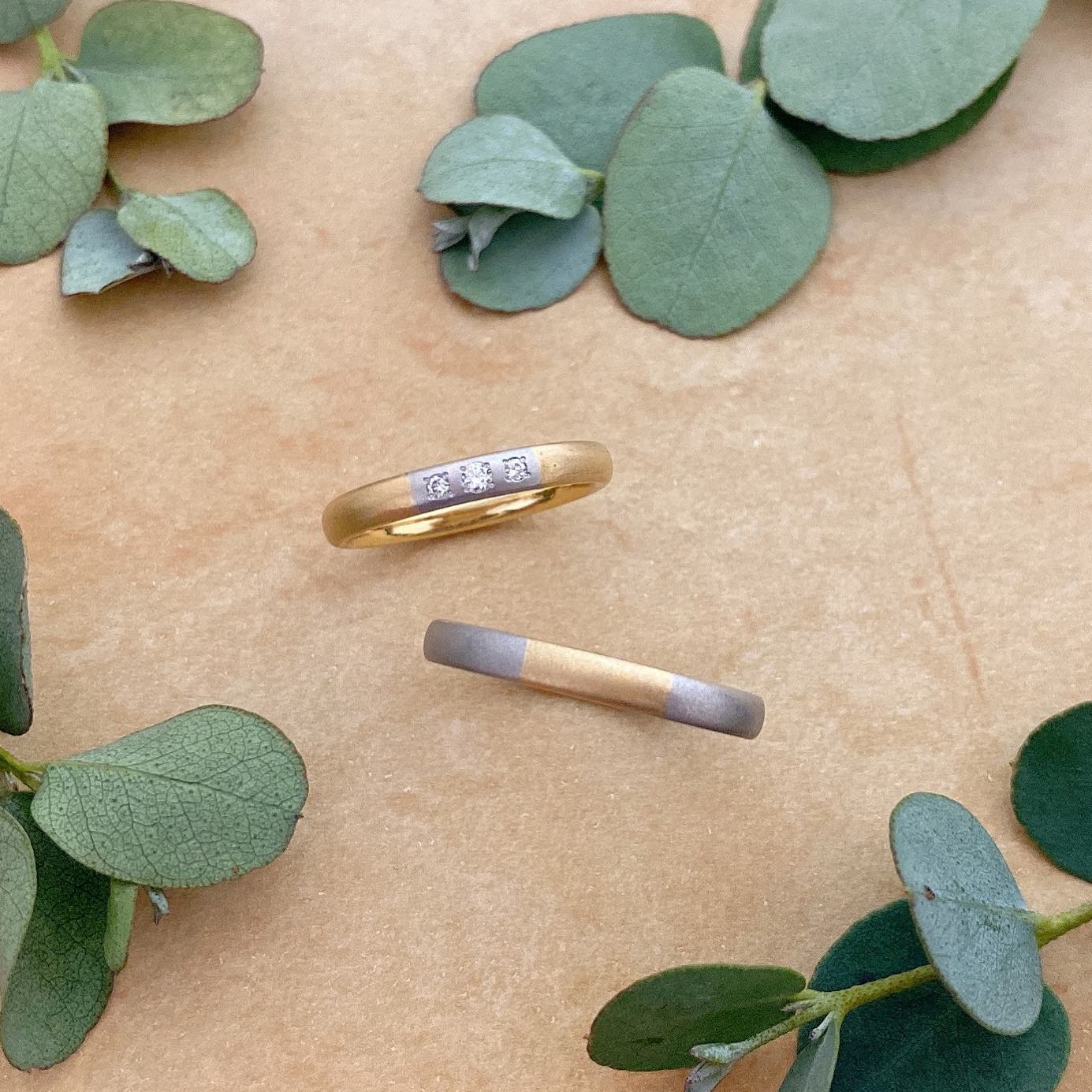 💠Ordermade ring Ailes💠 異素材のリング地金をふたりで分け合うシェアリング👫 固い絆で結ばれ、これからの人生をふたりで歩んでいこうね。という意味が込められたマリッジリングです。 女性用のプラチナ部分には3石のダイヤモンドを💎 現在・過去・未来を表しいつの時も輝く女性を意味します✨ #結婚指輪#マリッジリング#ブライダルリング#オーダーメイドリング