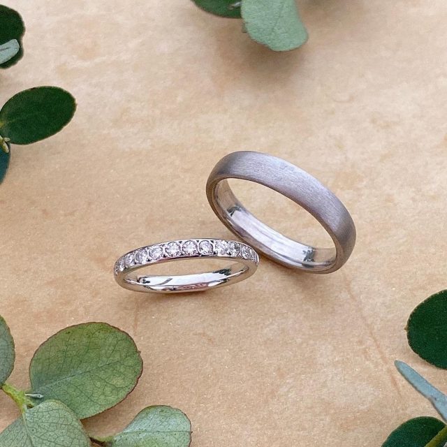 💠Ordermade ring Ailes💠 Simpleシリーズ シンプルですが、幅や厚みもお好きなようにアレンジができるのであなたの指にフィットした仕上がりになります🍀 女性用はダイヤモンドを留めたハーフエタニティタイプのマリッジリングです。 中央にダイヤモンド以外の石を入れても素敵です🌹 男性用は幅を太くし、男性に人気な艶消し仕上げに・・・。 #結婚指輪#マリッジリング#ブライダルリング#リング