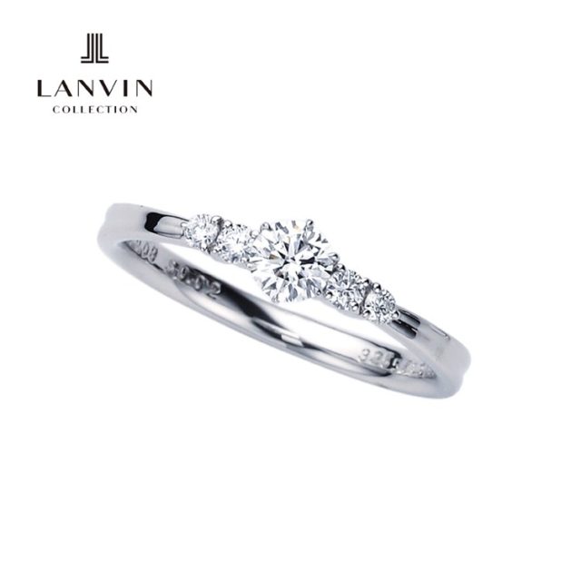 🍀LANVIN COLLECTION 🍀  LANVIN(ランバン)はパリに現存する最も歴史あるブランド。 「エレガンスの代名詞」と呼ばれたデザイナー　ジャンヌ•ランバンのシリーズはワンランク上を目指す人のブライダルジュエリーです。 リングには花嫁の幸福への願い『ランバンブルー』へのオマージュとしてブルーサファイアがセッティングされています💎  #lanvin #ランバン